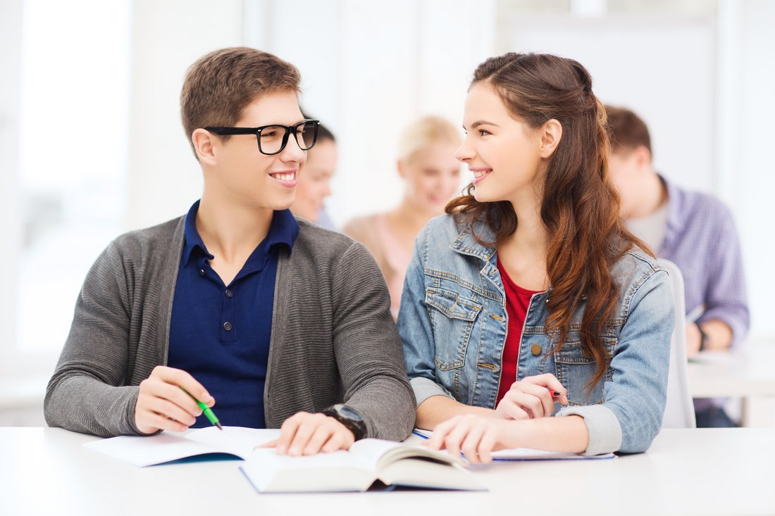 Studentka i student na zajęciach językowych