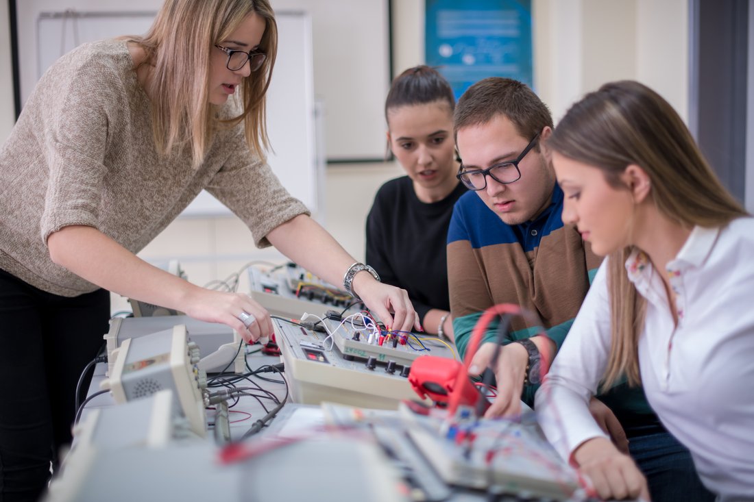 Studenci pracują razem nad projektem w laboratorium
