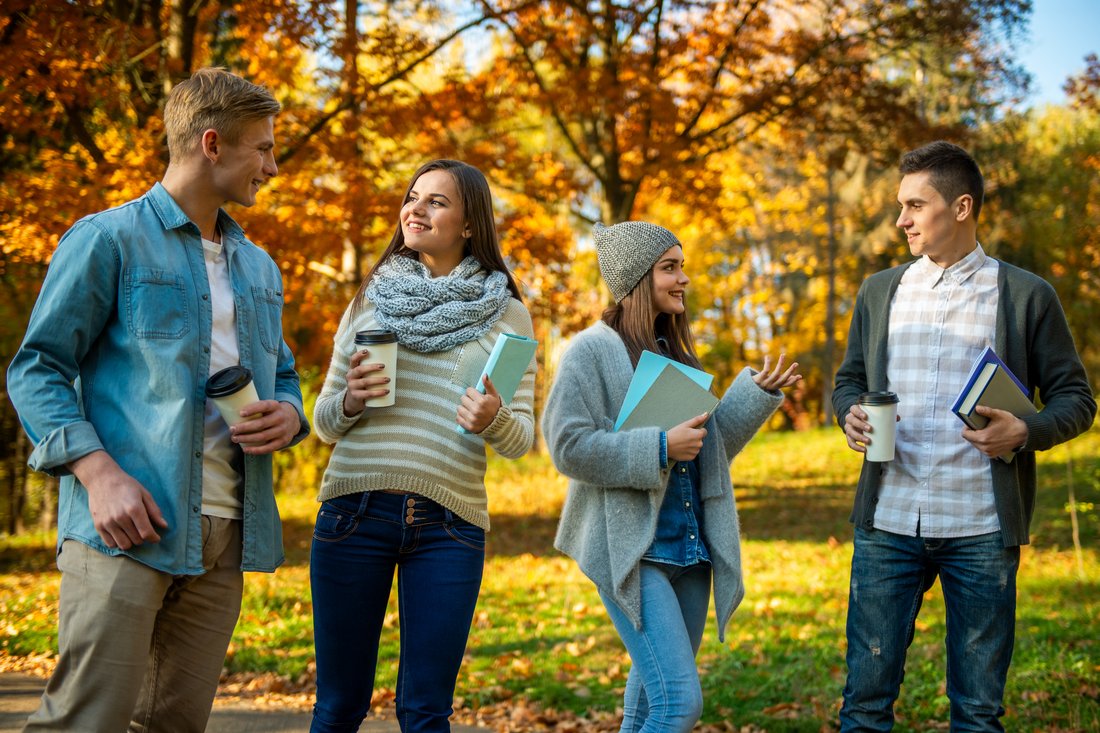 Studenci rozmawiają na kampusie uczelni